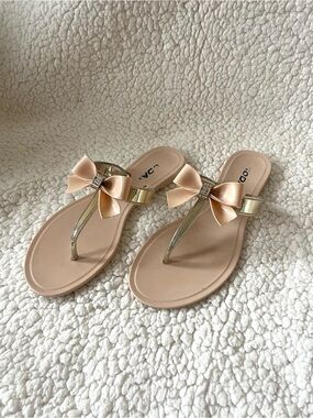 Women's Pale Pink/Nude Bow Thong Sandals with Metallic Accent